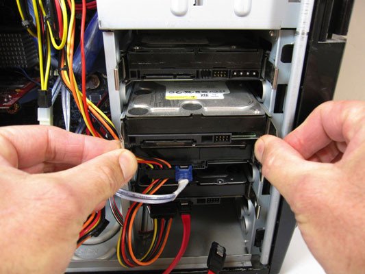 Toàn bộ cơ chế đọc/ghi dữ liệu chỉ được thực hiện khi máy tính (hoặc các thiết bị sử dụng ổ đĩa cứng) có yêu cầu truy xuất dữ liệu hoặc cần ghi dữ liệu vào ổ đĩa cứng. Việc thực hiện giao tiếp với máy tính do bo mạch của ổ đĩa cứng đảm nhiệm.